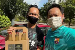 SEMANGAT BARU: Encik Mirza mulakan perniagaan minuman selepas perniagaannya yang menyediakan pakej pelancongan bola sepak terbantut. - Foto MATCHDAY BREWS