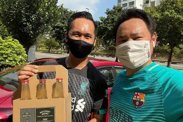 SEMANGAT BARU: Encik Mirza mulakan perniagaan minuman selepas perniagaannya yang menyediakan pakej pelancongan bola sepak terbantut. - Foto MATCHDAY BREWS