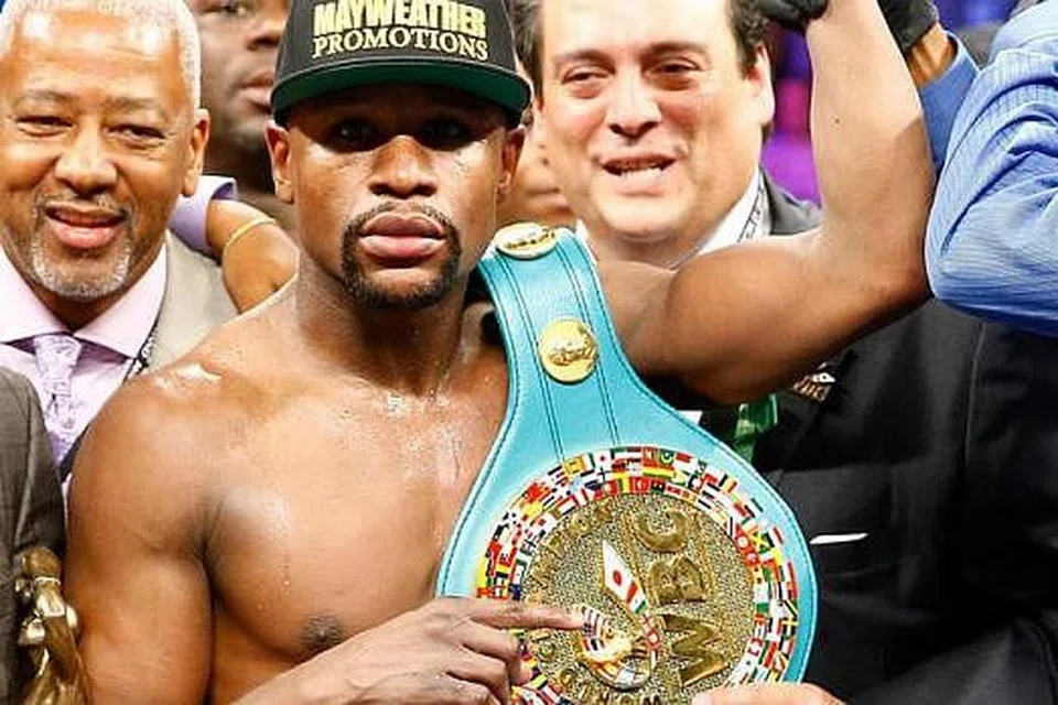 JUARA UNGGUL: Kemenangan Floyd Mayweather Jr meneruskan rekod hebatnya yang tidak pernah kalah selepas 48 pertarungan.