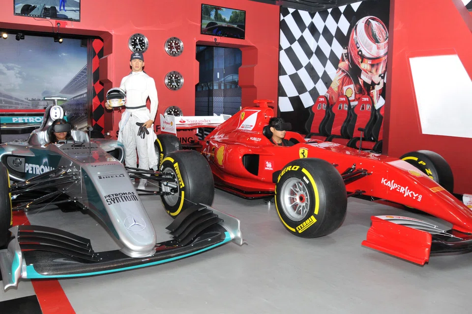 Peminat Formula 1 boleh merasai sendiri pengalaman menjadi pelumba menerusi ‘VR Racing Experience’ yang menawarkan pengalaman perlumbaan secara maya.