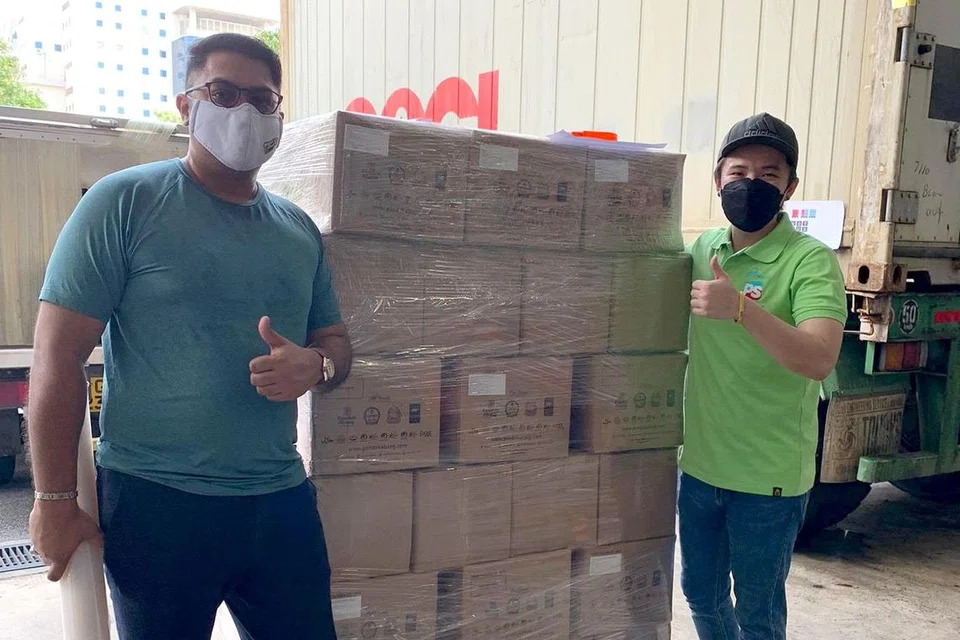 PASARAN LUAR NEGARA PERTAMA: Encik Hasan (atas) berkata lebih 70 karton produk makanan Pondok Abang sudah dihantar ke Vietnam bulan lalu. Produk-produknya telah dijual dalam talian di Ho Chi Minh. - Foto-foto PONDOK ABANG