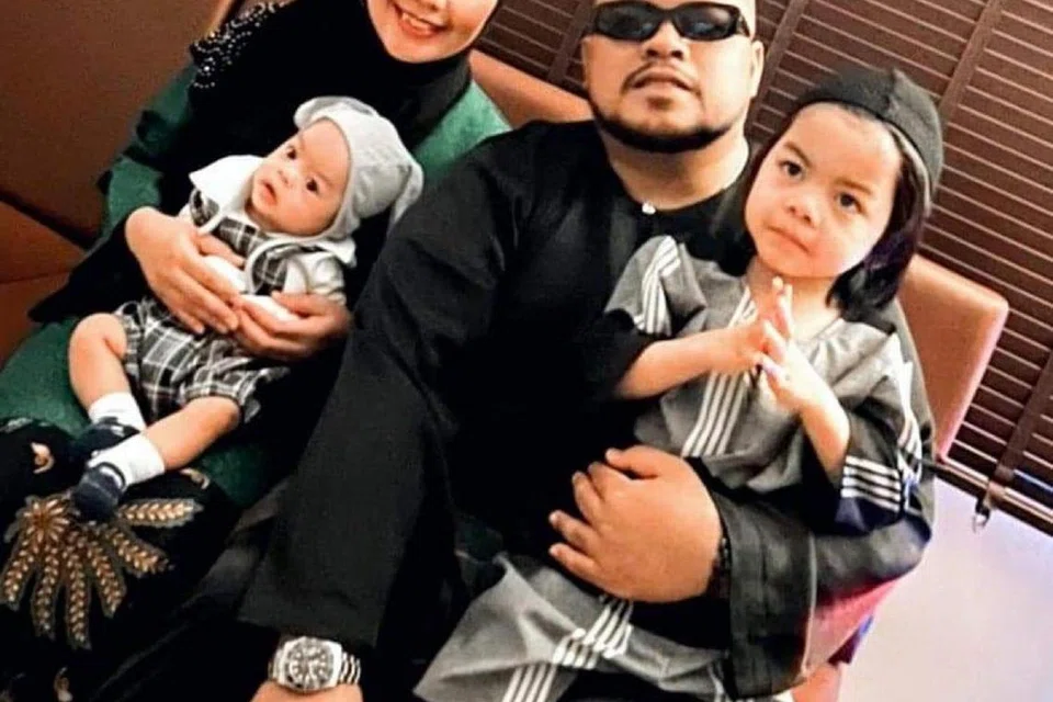HARGAI AYAH: Tanggungjawab ayah sebagai ketua keluarga wajar dihargai. Penyanyi dan komposer Ashidy Ridwan (gambar) diberi amanah mencipta runut bunyi (OST) telefilem khas Hari Bapa, ‘Air Mata Ayah’, bersama isterinya Siti dan dua anak mereka, Yousuf Ar Ridwan dan Muhammad Ar Ridwan.