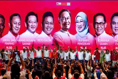 Pengerusi Pakatan Harapan (PH) merangkap Presiden Parti Keadilan Rakyat (PKR), Datuk Seri Anwar Ibrahim (tengah), mengumumkan 10 calon mewakili parti itu untuk bertanding dalam Pilihan Raya Negeri (PRN) Sabah ke-17 pada akhir November 2025.