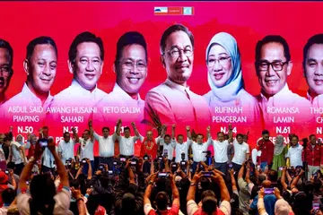 Pengerusi Pakatan Harapan (PH) merangkap Presiden Parti Keadilan Rakyat (PKR), Datuk Seri Anwar Ibrahim (tengah), mengumumkan 10 calon mewakili parti itu untuk bertanding dalam Pilihan Raya Negeri (PRN) Sabah ke-17 pada akhir November 2025.