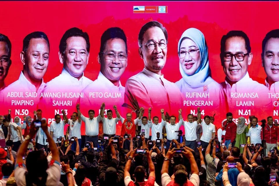 Pengerusi Pakatan Harapan (PH) merangkap Presiden Parti Keadilan Rakyat (PKR), Datuk Seri Anwar Ibrahim (tengah), mengumumkan 10 calon mewakili parti itu untuk bertanding dalam Pilihan Raya Negeri (PRN) Sabah ke-17 pada akhir November 2025.