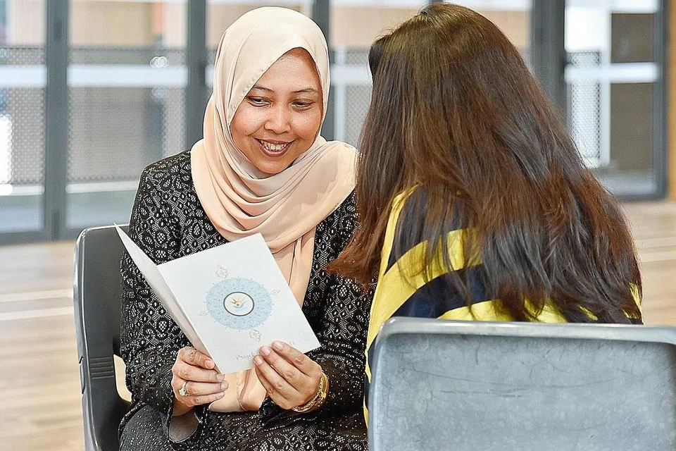 KAD PENGGANTI DIRI: Sarah (bukan nama sebenar) agak tersentuh dengan nasihat ibunya dalam kad Hari Raya dan berkongsi dengan Setiausaha Kehormat HGEF, Cik Haslinda Putri Harun.