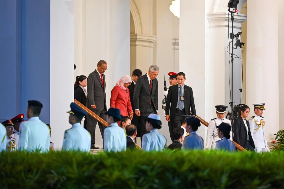 PERMULAAN BARU: Mantan Presiden Halimah beredar daripada Istana untuk kali terakhir sebagai presiden, menandakan permulaan lembaran baru untuk kededua beliau dan suaminya, Encik Mohammed Abdullah Alhabshee (di belakang Puan Halimah).