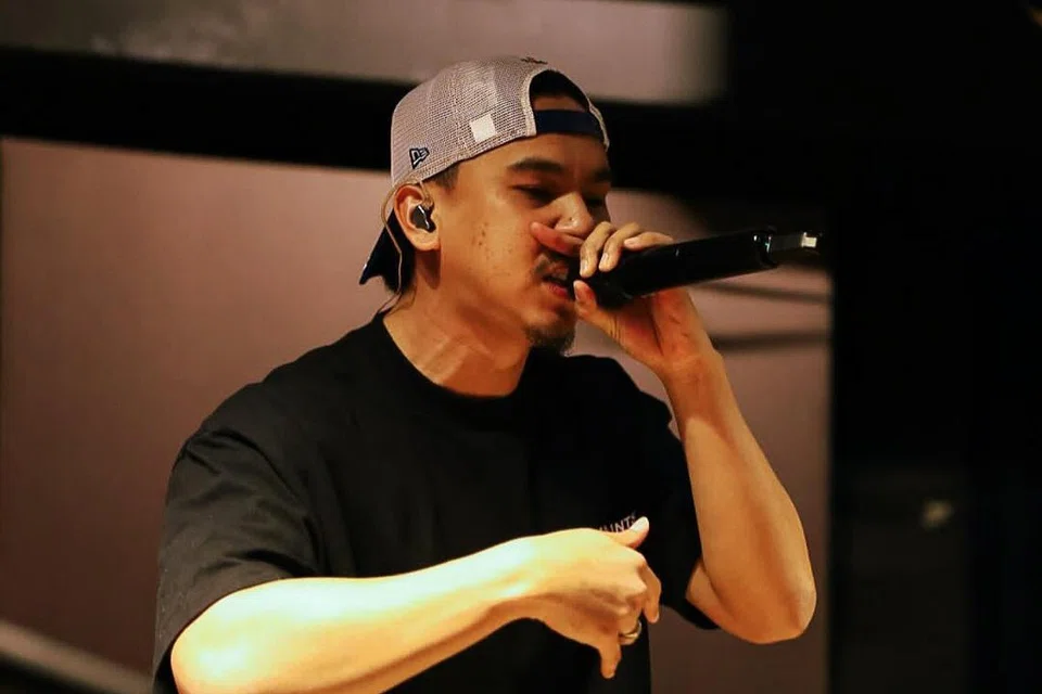 MK K-Clique membuat persiapan bagi persembahan di pentas akhir ‘Anugerah Juara Lagu ke-39’ yang menyaksikan beliau menyanyikan lagu, ‘Risiko’, bersama Benzooloo, Ghidd Isobahtos, Tuju dan MeerFly. 