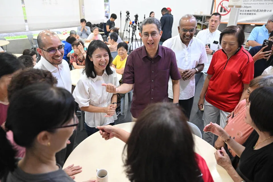 Menteri Negara (Ehwal Dalam Negeri dan Pembangunan Negara), Profesor Madya Dr Muhammad Faishal Ibrahim, (tengah, berbaju ungu) dan Menteri Ehwal Dalam Negeri merangkap Undang-Undang, Encik K Shanmugam (menghadap kamera, dua dari kanan) semasa satu lawatan ke Yishun pada 11 April. Beliau ditemani mantan Anggota Parlimen Dilantik (NMP), Dr Syed Harun Alhabsyi, (paling kiri) dan mantan pengarah Kementerian Penerangan dan Pembangunan Digital (MDDI), Cik Goh Hanyan (dua dari kiri). Kanan sekali ialah mantan AP, Cik Lee Bee Wah.
