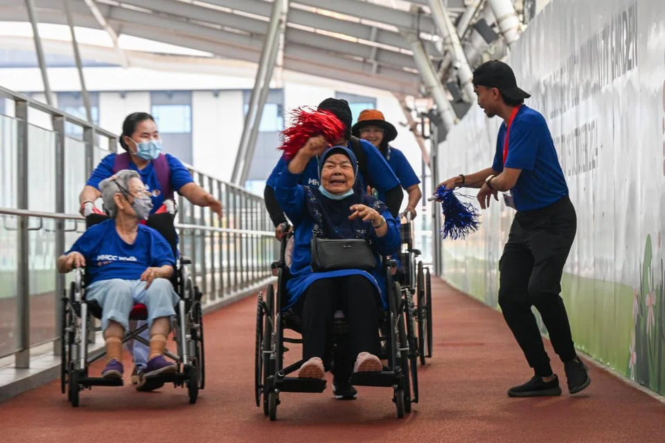 Cik Hasanah Salleh (dua dari kanan) terdorong untuk menjaga kesihatan diri agar dapat kawal penyakit kronik yang dihidapinya iaitu darah tinggi, kencing manis, tiroid dan kolesterol.