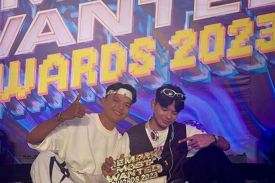 Pasangan kembar yang juga pempengaruh media sosial popular di Malaysia, Amin (kiri) dan adiknya, Abid, memenangi kategori Content Creator Lifestyle Tergempak pada Anugerah Gempak Most Wanted 2023 anjuran Astro Gempak.