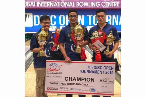 KUASAI PODIUM: (Dari kiri) Atlit bowling Timothy Tam, Muhd Danial dan Marcus Lim menguasai podium Kejohanan Bowling DIBC Terbuka. - Foto PERSEKUTUAN BOWLING SINGAPURA