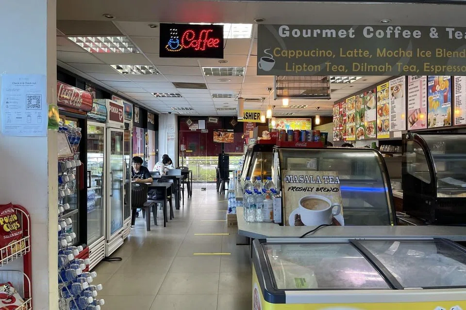 KURANG PELANGGAN: Kedai kopi di Terminal Feri Tanah Merah yang biasanya terima ramai pelanggan, turut alami kesan akibat tempoh pemutus litar semasa pandemik Covid-19. - Foto BH oleh SITI AISYAH NORDIN Peniaga di sana semua berkata mereka masih menunggu pelancong datang semula.