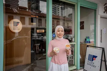 Pengasas bersama dan ketua bakeri, Fluff Bakery, Cik Nursyazanna Syaira Md Suhimi, di kedainya di North Bridge Road. 