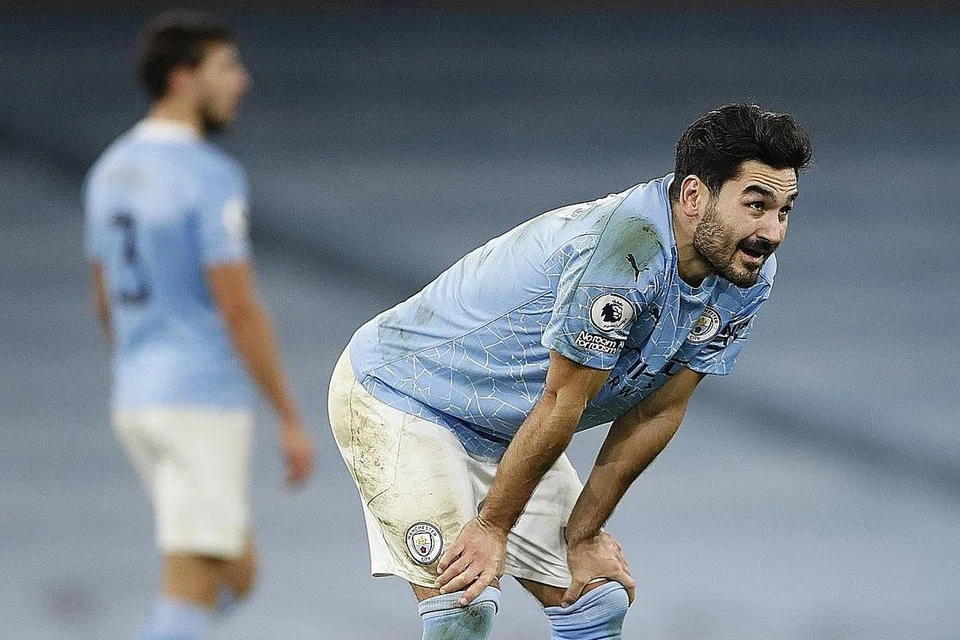 HARAPAN TERBANTUT: Reaksi pemain Manchester City Ilkay Gundogan selepas pasukannya terikat 1-1 dengan West Bromwich Albion di Stadium Etihad semalam. - Foto EPA-EFE