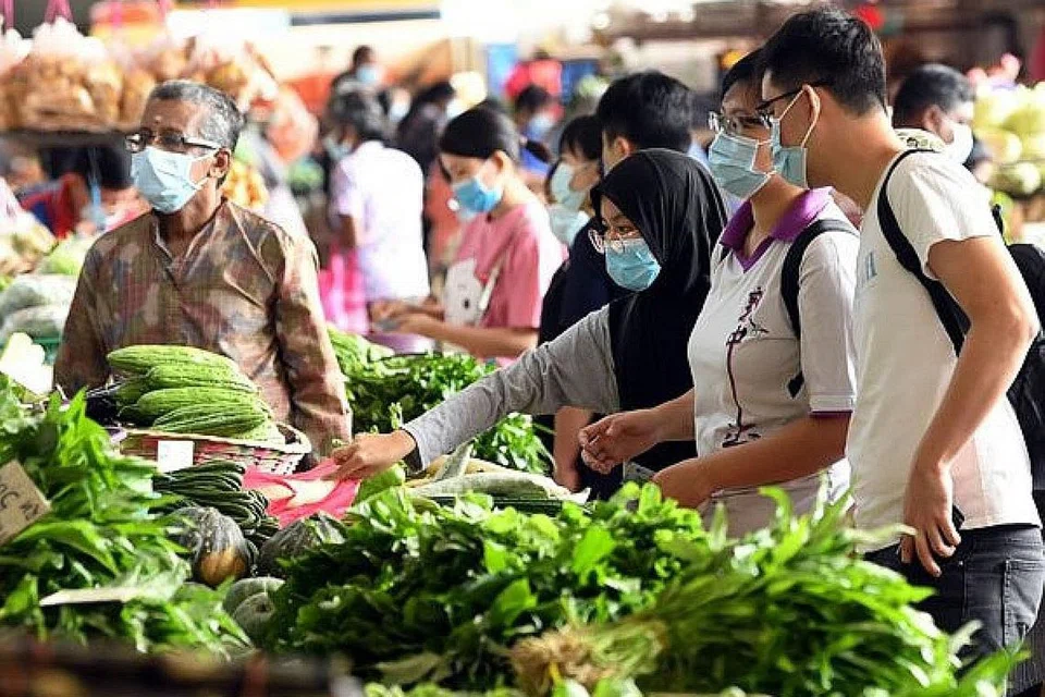 LANGKAH PENCEGAHAN DITERUSKAN: Peraturan pemakaian pelitup dalam bangunan tetap dikuatkuasakan. Langkah pencegahan ini perlu diberikan perhatian memandangkan beberapa negara jiran kita masih lagi mengalami keadaan penularan yang membimbangkan. - Foto fail