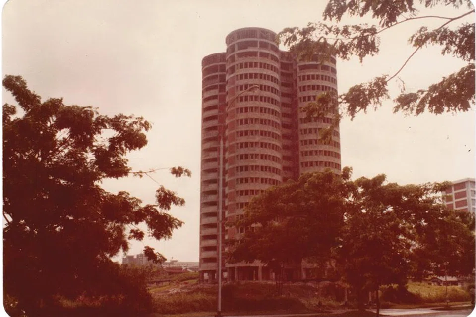 BENTUK UNIK: Blok 259, Ang Mo Kio Avenue 2, yang selesai dibina pada 1981, terkenal kerana ia adalah satu-satunya blok perumahan awam yang berbentuk bulat di Singapura.