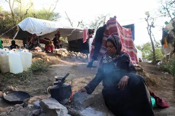 Cik Aisha Muhammad memasak di sebuah kem sementara bagi penduduk yang kehilangan tempat tinggal di wilayah Taiz, Yaman, pada 13 September 2026, selepas melarikan diri daripada pertempuran antara Houthi dengan tentera pemerintah Yaman yang disokong Arab Saudi. Pertempuran yang kembali memuncak di Yaman sudah memaksa 93,864 penduduk meninggalkan kediaman mereka, menurut Pertubuhan Migrasi Antarabangsa PBB.