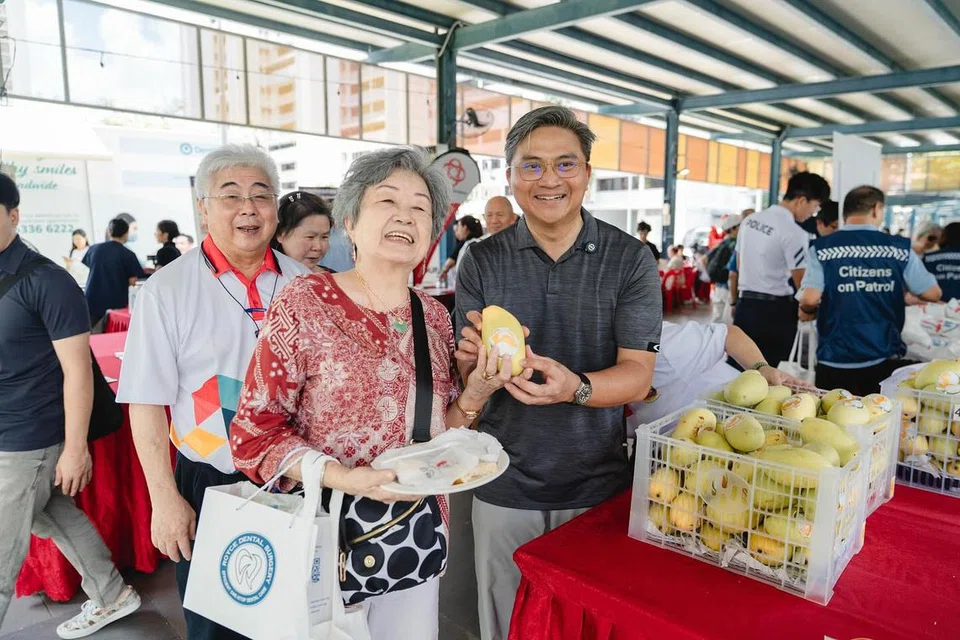 Encik Saktiandi Supaat bersama penduduk Toa Payoh East semasa pelancaran program bantuan sosial ‘Mango’ (Makanan, Bantuan, Keperluan, Barang Dapur dan Peluang)                   di Toa Payoh East, yang kini diperluas bagi merangkumi penjagaan gigi.
