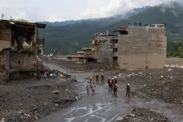 Anggota pasukan penyelamat Tentera Nepal berjalan melewati rumah yang musnah akibat banjir kilat dan tanah runtuh di Trishuli, daerah Nuwakot, Nepal, pada 8 September 2026. Operasi mencari mangsa masih diteruskan, termasuk di terowong projek hidroelektrik, selepas lebih 1,300 orang terkorban dan ribuan lagi dilaporkan hilang dalam bencana yang dicetuskan keruntuhan glasier pada 26 Ogos.