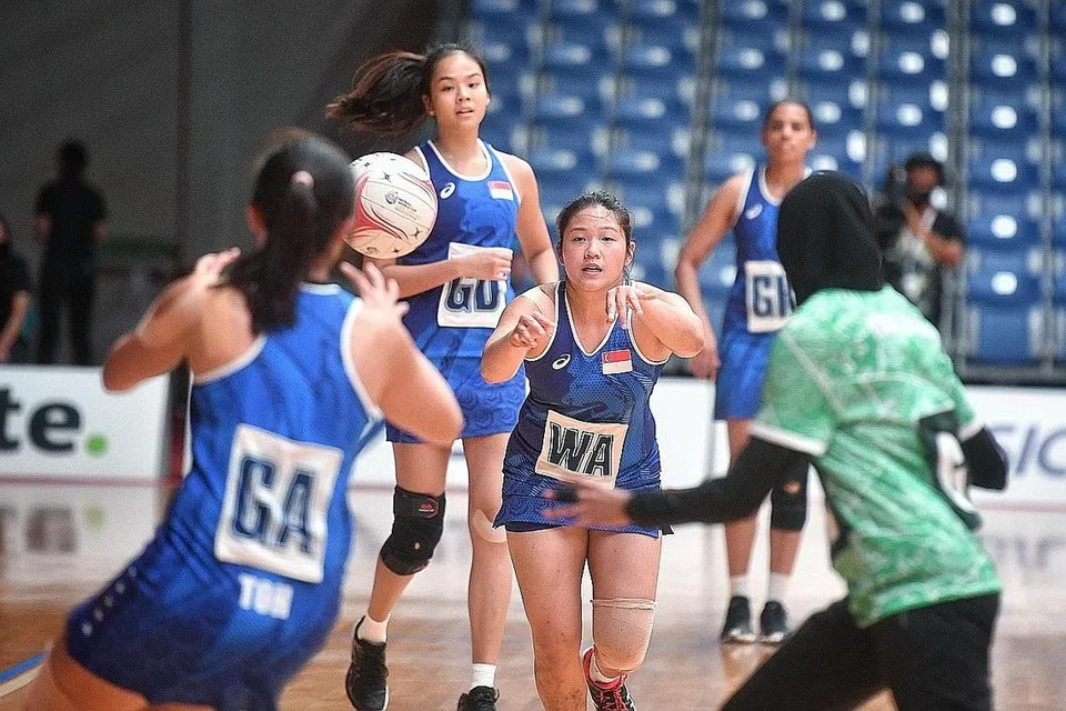 AKSI HEBAT: Para pemain Singapura (jersi biru) aksi cemerlang semasa menewaskan Maldives. - Foto BH oleh ARIFFIN JAMAR