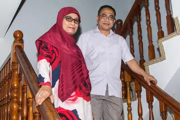 BAKAL DAPAT DURIAN RUNTUH: Encik Aman Ibrahim dan CIk Rohaina Ithnin gembira akan mendapat $2.305 juta daripada penjualan en-bloc estet Eunosville. Pasangan ini membeli flat masionet mereka di estet itu pada harga $442,000 pada 1999. - Foto ZALEHA ABDUL KADER