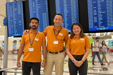 BERANI MENEROKA: Syarikat pelancongan Urban Desert Travel and Tours milik Encik Hairul (tengah) adalah satu-satunya syarikat agensi pelancongan milik anak Melayu Singapura di Dubai. Di sini beliau bergambar dengan dua kakitangannya.