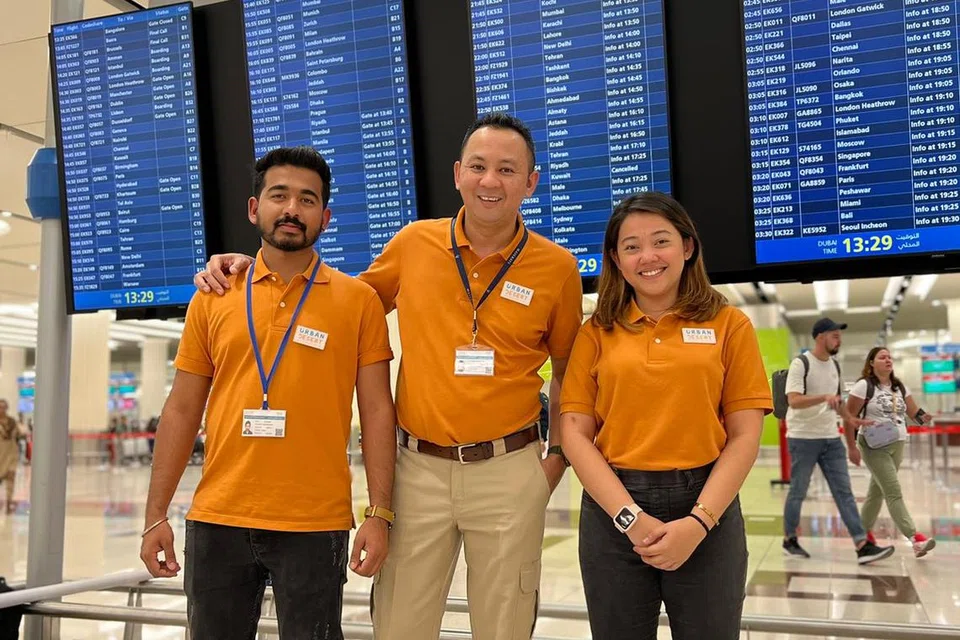 BERANI MENEROKA: Syarikat pelancongan Urban Desert Travel and Tours milik Encik Hairul (tengah) adalah satu-satunya syarikat agensi pelancongan milik anak Melayu Singapura di Dubai. Di sini beliau bergambar dengan dua kakitangannya.