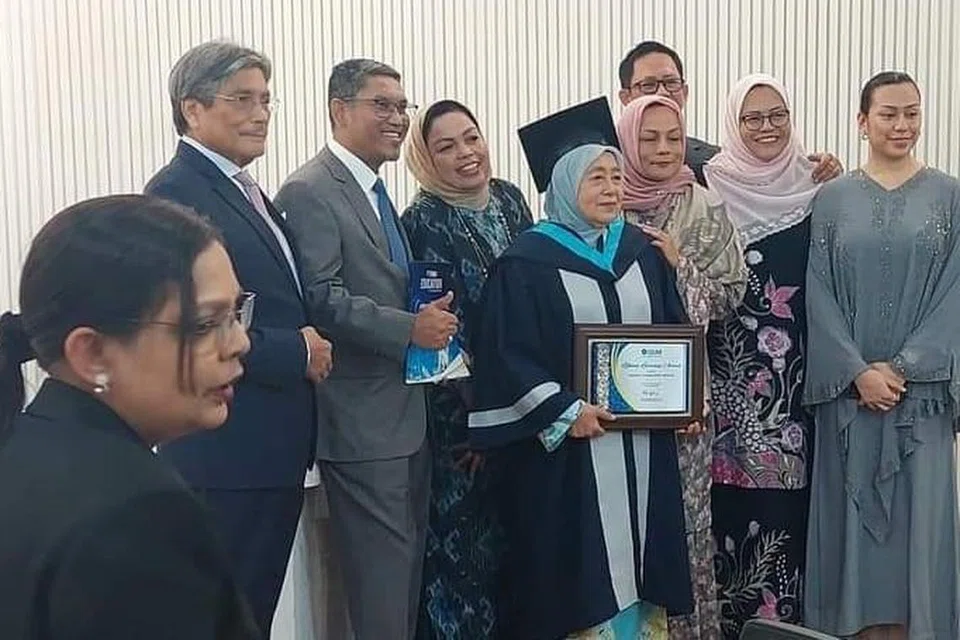 SUMBER INSPIRASI: Keluarga menjadi pendukung kejayaan Penasihat Rumah Ngaji Negeri Perak, Datuk Normah Hanum Ibrahim, 77 tahun, yang menamatkan pengajian dalam Sarjana Muda Psikologi pada Majlis Konvokesyen Open Universiti Malaysia (OUM) di Kuala Lumpur.