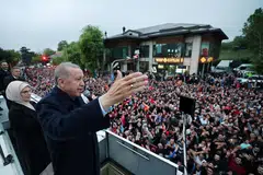 UCAPAN TERIMA KASIH: Foto kiriman Pejabat Akhbar Presiden Turkey ini menunjukkan Presiden Erdogan mengucapkan terima kasih atas pemilihan semula beliau bagi melanjutkan lagi kuasa yang telah dipegangnya selama 20 tahun, selaku ketua negara Turkey. 