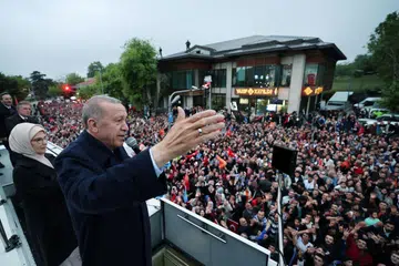 UCAPAN TERIMA KASIH: Foto kiriman Pejabat Akhbar Presiden Turkey ini menunjukkan Presiden Erdogan mengucapkan terima kasih atas pemilihan semula beliau bagi melanjutkan lagi kuasa yang telah dipegangnya selama 20 tahun, selaku ketua negara Turkey. 