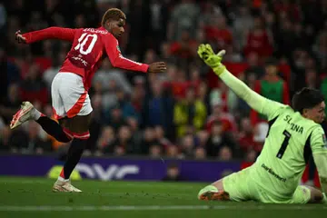 Penyerang Manchester United, Marcus Rashford (kiri), menjaringkan gol kelima United dalam kemenangan 7-0 mereka atas Barnsley dalam pusingan ketiga Piala EFL. 