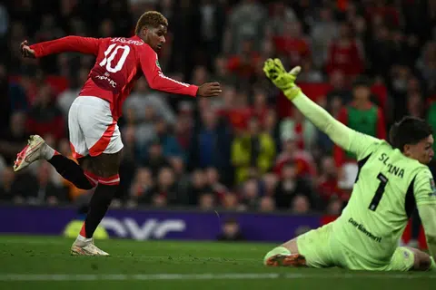 Penyerang Manchester United, Marcus Rashford (kiri), menjaringkan gol kelima United dalam kemenangan 7-0 mereka atas Barnsley dalam pusingan ketiga Piala EFL. 