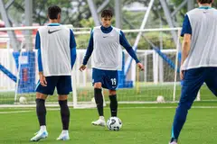 Penyerang muda Singapura, Ilhan Fandi (tengah), berazam kembali bermain dan menjaringkan gol setelah pulih daripada kecederaan lutut kiri. 