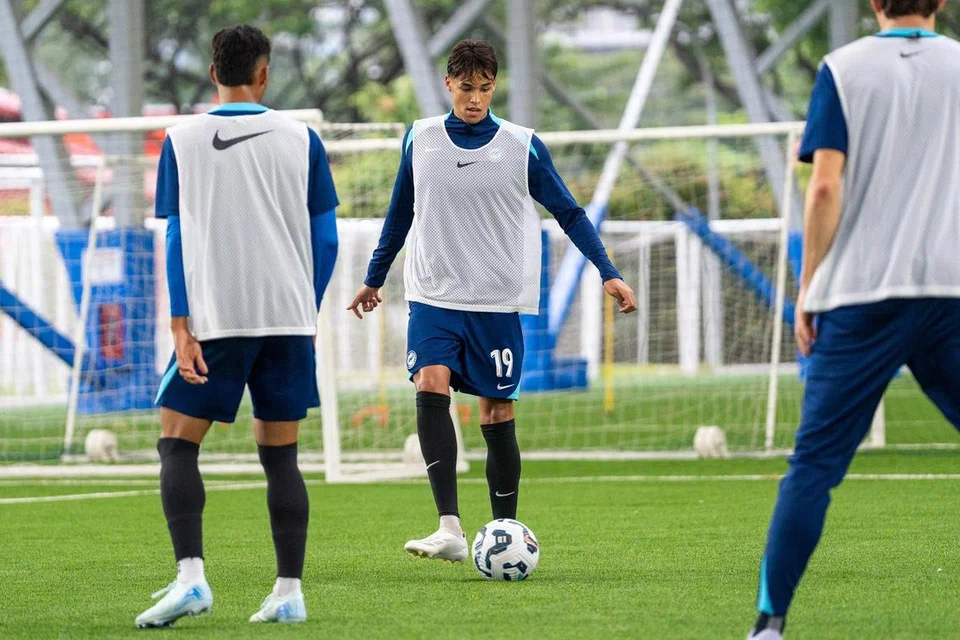 Penyerang muda Singapura, Ilhan Fandi (tengah), berazam kembali bermain dan menjaringkan gol setelah pulih daripada kecederaan lutut kiri. 