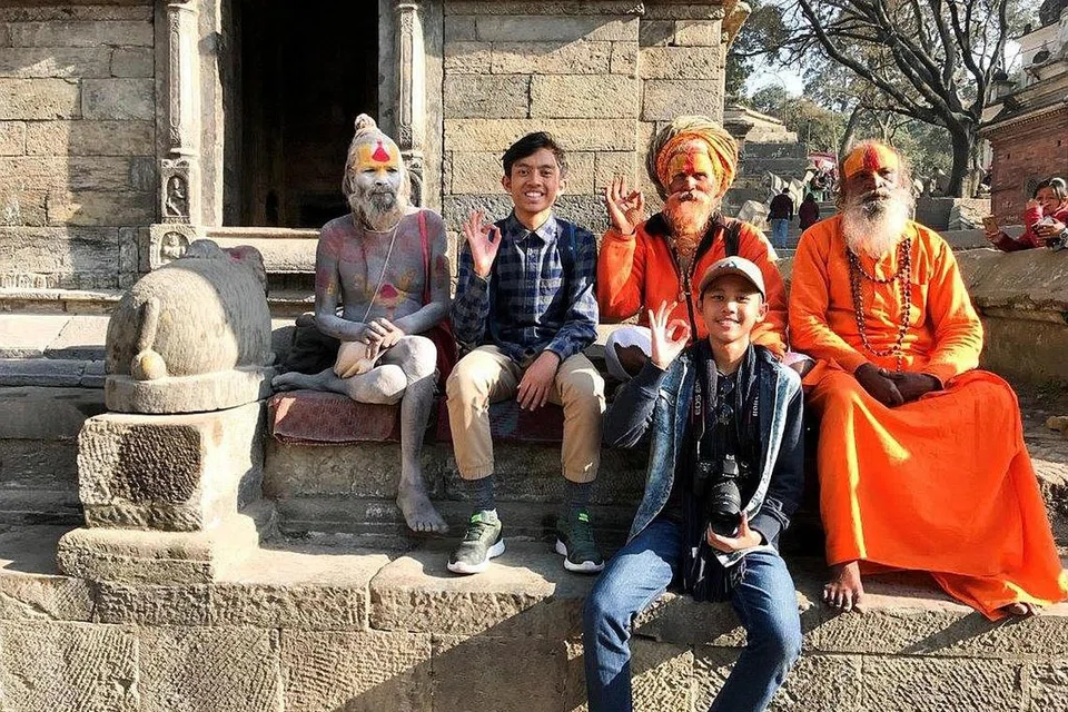 KENALI BUDAYA PENDUDUK SETEMPAT: Anak-anak bersama 'sadhus' atau orang alim masyarakat Hindu di kuil Pashupatinath. - Foto REHANA M SALLEH