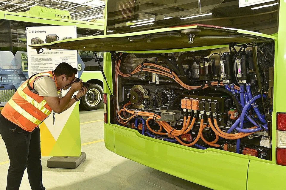 UDARA LEBIH BERSIH: Sebuah bas diesel yang diubahsuai dengan kuasa elektrik, yang sedang dikaji oleh Penguasa Pengangkutan Darat yang dilakukan pada November tahun lalu sebagai sebahagian daripada ujian kebolehlaksanaan konsep bagi memastikan keupayaan merubah bas diesel sedia ada kepada e-bas atau bas elektronik. - Foto fail