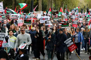 TUNJUK PERASAAN: Ratusan ribu penunjuk perasaan berhimpun di kota utama London untuk menunjukkan sokongan kepada Palestin ketika tentera Israel meluaskan serangan udara dan darat di Semenanjung Gaza.