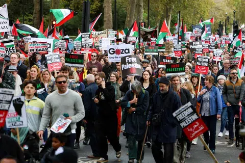 TUNJUK PERASAAN: Ratusan ribu penunjuk perasaan berhimpun di kota utama London untuk menunjukkan sokongan kepada Palestin ketika tentera Israel meluaskan serangan udara dan darat di Semenanjung Gaza.