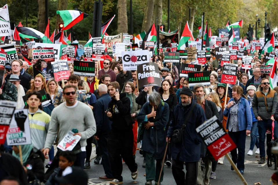 TUNJUK PERASAAN: Ratusan ribu penunjuk perasaan berhimpun di kota utama London untuk menunjukkan sokongan kepada Palestin ketika tentera Israel meluaskan serangan udara dan darat di Semenanjung Gaza.