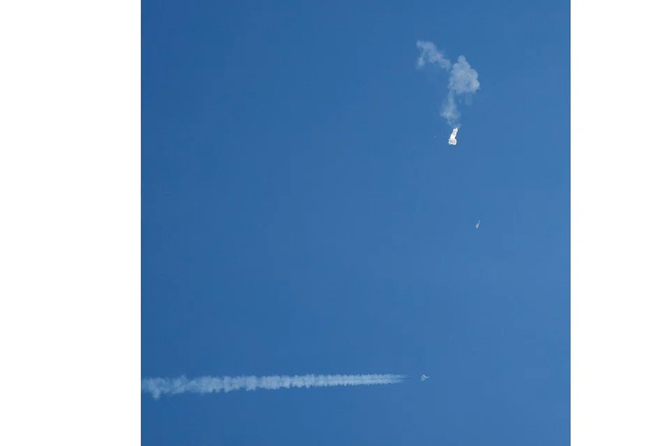 DITEMBAK JATUH: Sebuah jet pejuang membuat terbang lalu selepas menembak jatuh sebuah belon intip China dekat perairan Pantai Surfside, Carolina Selatan, kelmarin (atas). Tindakan itu mendapat pujian Presiden Biden. - Foto-foto REUTERS. AFP