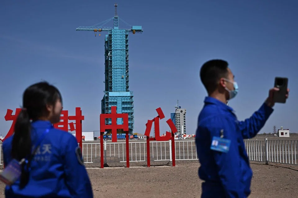 Kakitangan dilihat berada di hadapan roket pembawa Long March-2F yang membawa kapal angkasa Shenzhou-20, ketika ia berdiri megah dalam struktur pelindung berwarna biru di pelantar pelancaran, sehari sebelum pelancaran rasmi misi tersebut.
Roket berteknologi tinggi itu kini bersedia untuk dilancarkan dari Pusat Pelancaran Satelit Jiuquan, yang terletak di kawasan gurun terpencil di Gurun Gobi, barat laut China, pada 23 April 2025. Misi ini menandakan satu lagi langkah penting dalam usaha China untuk memperkukuh kedudukannya sebagai kuasa angkasa utama dunia.