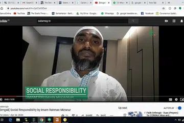 KONGSI ILMU: Seorang imam dalam kalangan pekerja asing memberi ceramah ringkas dalam bahasa Bengali antaranya berkaitan virus Covid-19 dan Ramadan. - Foto SALAMSG TV