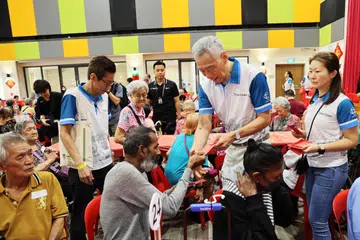 AGIH PAKET MERAH: Perdana Menteri, Encik Lee Hsien Loong memberi paket merah kepada seorang penduduk Teck Ghee sempena menyambut Tahun Baru Cina yang bakal menjelang. 