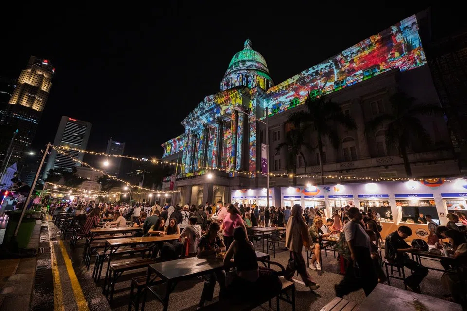 Luangkan masa dengan keluarga sambil menikmati pelbagai seni pemasangan di pesta, ‘Light to Night Singapore 2026’, yang berlangsung di beberapa lokasi sekitar  pusat bandar Singapura.