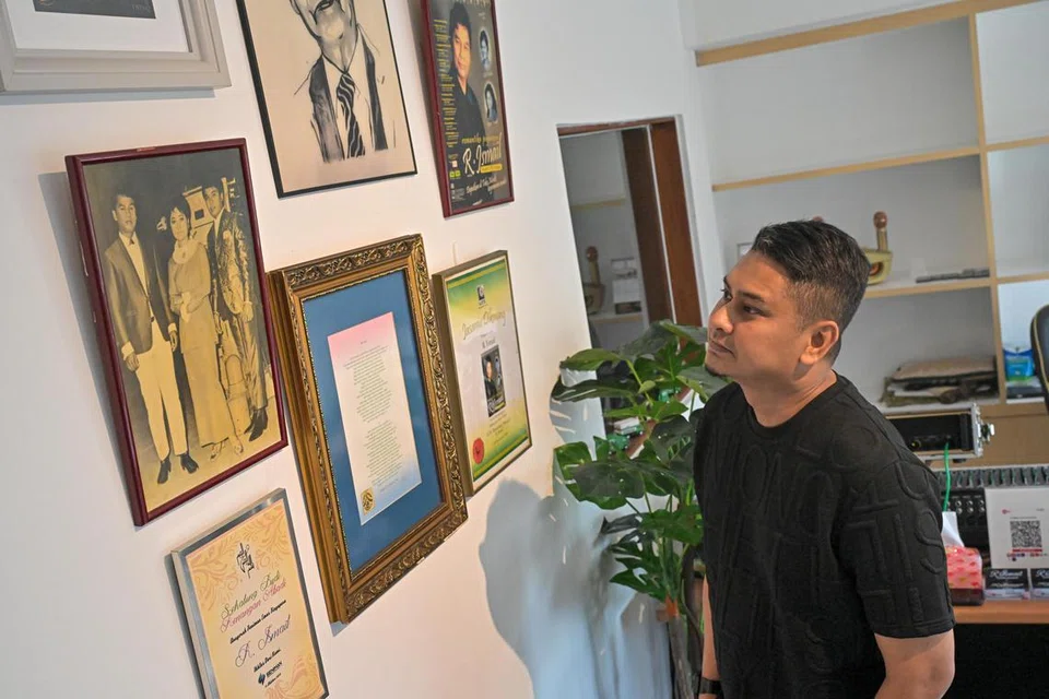 Setiap kali terkenang legasi yang telah ditinggalkan arwah bapanya,  Allahyarham R. Ismail, Elfee membulatkan tekad melestarikan irama Melayu klasik dalam kalangan generasi muda.