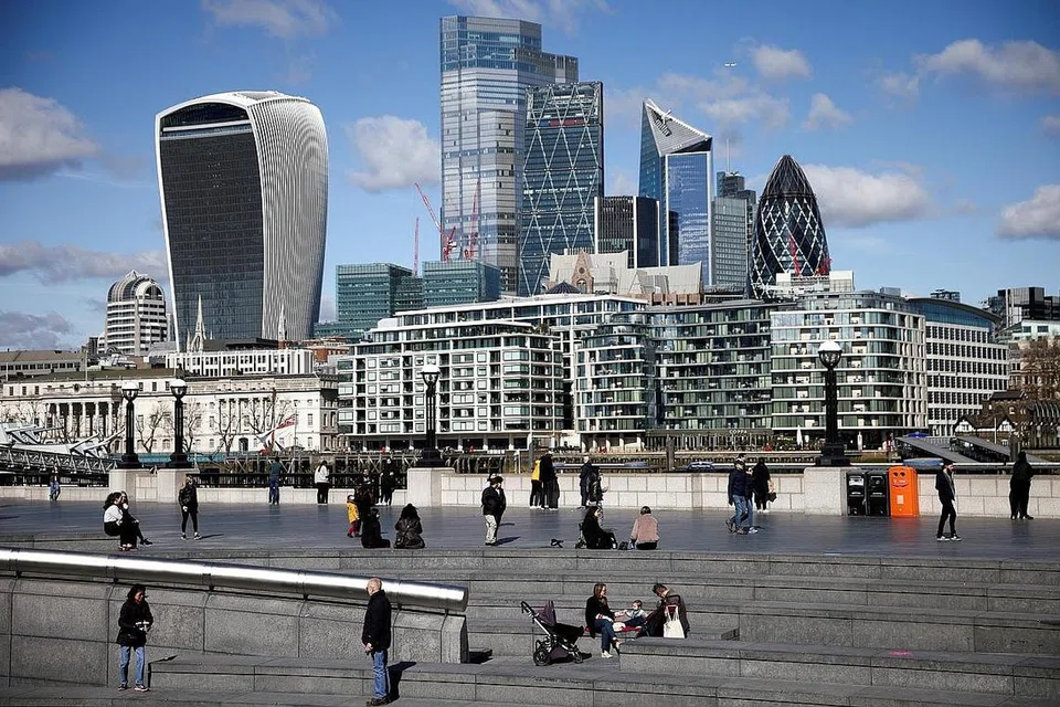 KEHIDUPAN DI TENGAH WABAK: Para penduduk kelihatan berjalan di sepanjang sisi selatan Sungai Thames, di tengah wabak penyakit koronavirus di London, Britain. - Foto REUTERS