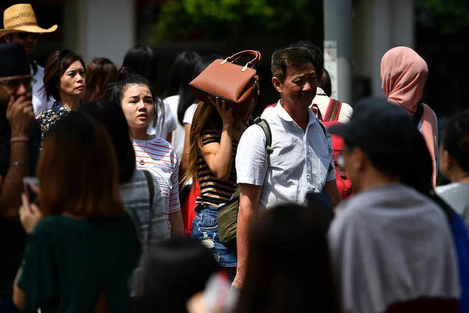 Suhu dijangka berkisar antara 24 darjah Celsius dan 33 darjah Celsius pada kebanyakan hari bulan ini. - Foto fail