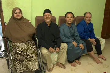 Cik Rahmah A. Aziz adalah wajah individu yang dipilih menghiasi poster dan grafik untuk Kempen Dana Amal TAA 2025. Di kiri beliau ialah suaminya, Encik Mohamed Da’an, serta anak-anak istimewa mereka, Encik Azlan Shah (ketiga dari kiri) dan Muhammad Nur Hafiz.