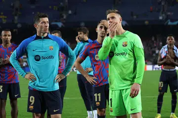 KECEWA: Pemain Barcelona begitu kecewa selepas tewas 0-3 kepada Bayern Munich di padang sendiri kelmarin, dan sekali gus tersingkir daripada Liga Juara-Juara. - Foto REUTERS